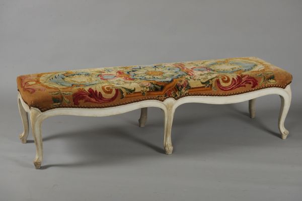 Banquette en Savonnerie de l'escalier de l'impératrice du palais de Fontainebleau
